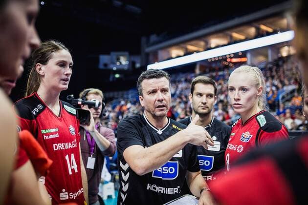 Berlin, Deutschland, 16.10.2016: Volleyball Supercup 2016 - Dresdener SC - Allianz MTV Stuttgart. Trainer Alexander Waibl (Dresden)