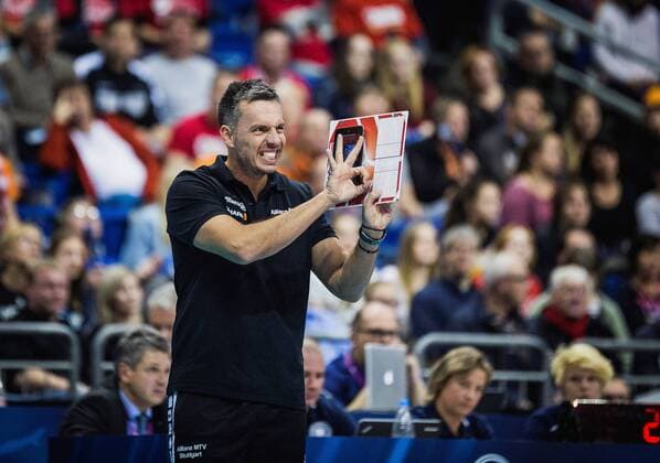 Berlin, Deutschland, 16.10.2016: Volleyball Supercup 2016 - Dresdener SC - Allianz MTV Stuttgart. Trainer Guillermo Hernandez (Stuttgart)