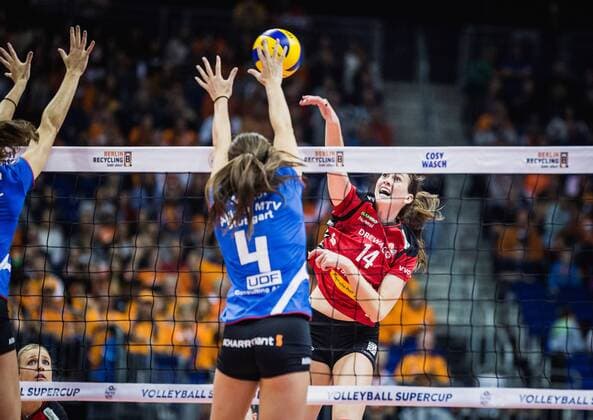 Berlin, Deutschland, 16.10.2016: Volleyball Supercup 2016 - Dresdener SC - Allianz MTV Stuttgart. Elizabeth Ann Mc Mahon (Dresden 14) gegen den Block aus Valerie Nichol (Stuttgart 4)