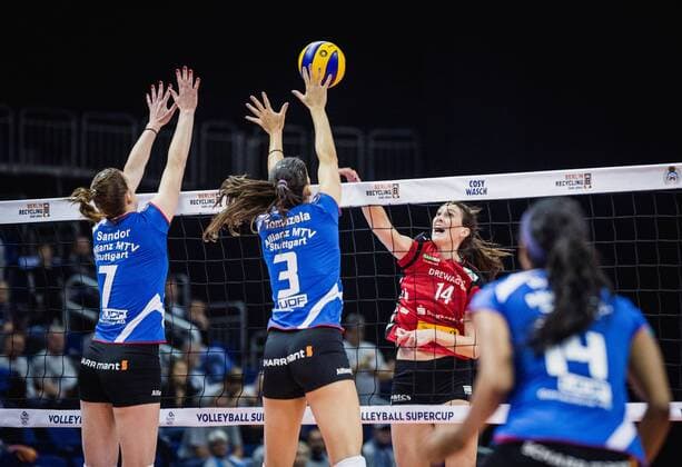 Berlin, Deutschland, 16.10.2016: Volleyball Supercup 2016 - Dresdener SC - Allianz MTV Stuttgart. Elizabeth Ann Mc Mahon (Dresden 14) gegen den Block aus Renata Sandor (Stuttgart 7) und Micheli Tomazela Pissinato (Stuttgart 3)