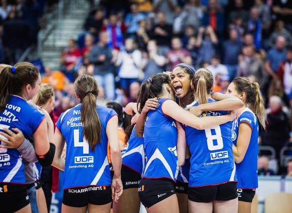 Berlin, Deutschland, 16.10.2016: Volleyball Supercup 2016 - Dresdener SC - Allianz MTV Stuttgart. Jubel Stuttgart nach dem Sieg. Mit Gesicht Aiyana Whitney (Stuttgart 14)