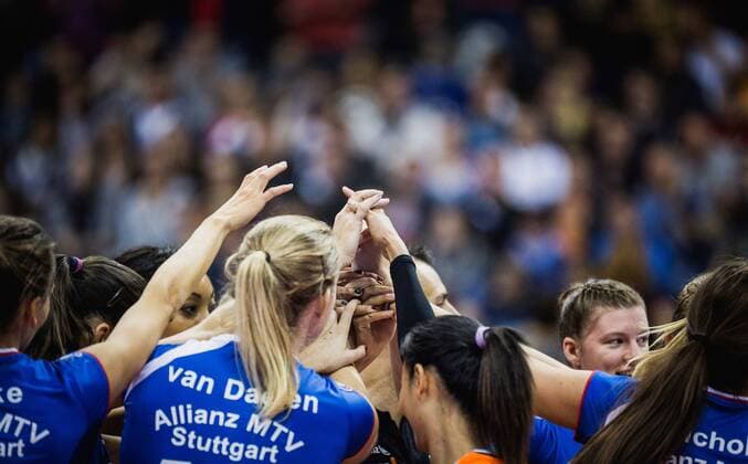 Berlin, Deutschland, 16.10.2016: Volleyball Supercup 2016 - Dresdener SC - Allianz MTV Stuttgart. Stuttgart bejubelt den Sieg