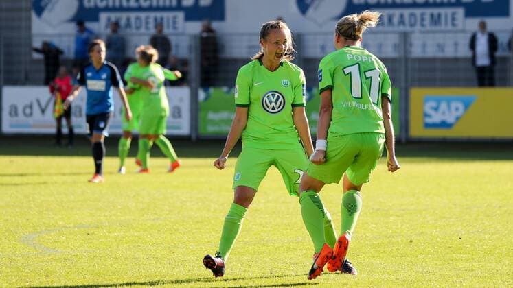 v.li.: Caroline Graham Hansen (Wolfsburg, 26) und Torschützin Alexandra Popp (Alex Popp, Wolfsburg, 11) jubeln über das Tor zum 1:2, Jubel, Torjubel, Torerfolg, celebrate the goal, goal, celebration, Jubel ueber das Tor, optimistisch, Action, Aktion, Fussball, Allianz Frauen-Bundesliga, TSG 1899 Hoffenheim - VfL Wolfsburg, xozx