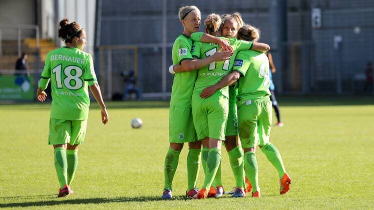 Spielerinnen des VfL Wolfsburg jubeln über das Tor zum 1:2, Jubel, Torjubel, Torerfolg, celebrate the goal, goal, celebration, Jubel ueber das Tor, optimistisch, Action, Aktion, Fussball, Allianz Frauen-Bundesliga, TSG 1899 Hoffenheim - VfL Wolfsburg, xozx
