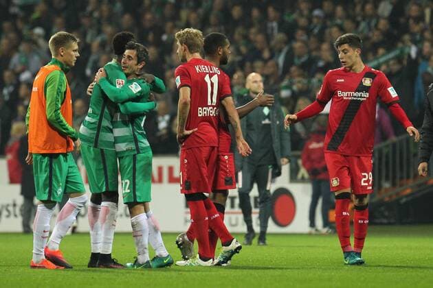 15.10.2016, xkvx, Fussball 1.Bundesliga, SV Werder Bremen - Bayer 04 Leverkusen, emspor, v.l. Werder Bremen Spieler Jubel Freude Feiern den Sieg Bayer Leverkusen Spieler mit schlechter Laune enttaeuscht, enttaeuscht schauend, dissapointed Stefan Kiessling (Bayer 04 Leverkusen), Kai Havertz (Bayer 04 Leverkusen) Bremen
