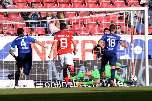 Fußball 1. Bundesliga 7. Spieltag 1. FSV Mainz 05 - SV Darmstadt 98 am 16.10.2016 in der Opel Arena in Mainz Jonas Lössl ( Mainz ) hält Elfmeter durch Antonio Colak ( Darmstadt ) xJKx