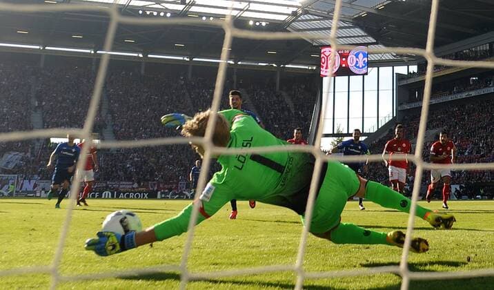 16.10.2016, xfux, Fussball 1.Bundesliga, FSV Mainz 05 - SV Darmstadt 98, emspor emonline deloka, v.l. Antonio Colak (SV Darmstadt 98), Jonas Loessl (FSV Mainz 05) Elfmeter Mainz