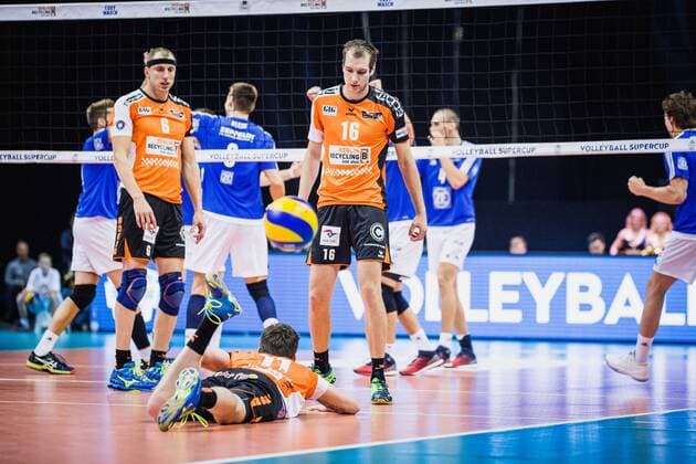 Berlin, Deutschland, 16.10.2016: Volleyball Supercup 2016 - Berlin Recycling Volleys - VfB Friedrichshafen. Frust BR Volleys v.li. Felix Fischer (BR Volleys 6), Tsimafei Zhukouski (BR Volleys 11), Wouter ter Maat (BR Volleys 16)