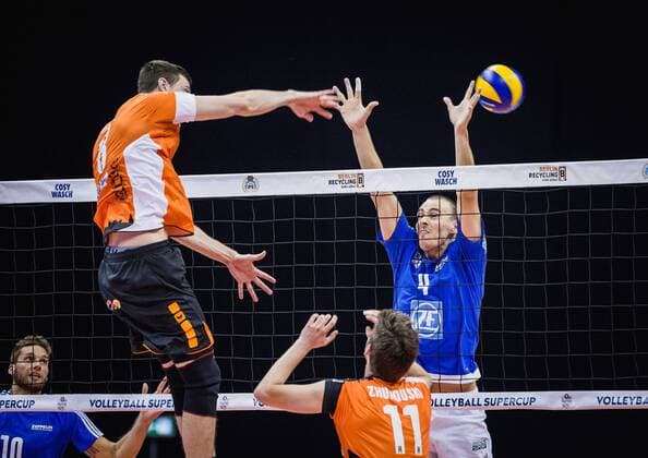 Berlin, Deutschland, 16.10.2016: Volleyball Supercup 2016 - Berlin Recycling Volleys - VfB Friedrichshafen. Graham Vigrass (BR Volleys 8) gegen den Block aus Andreas Takvam (Friedrichshafen 4)