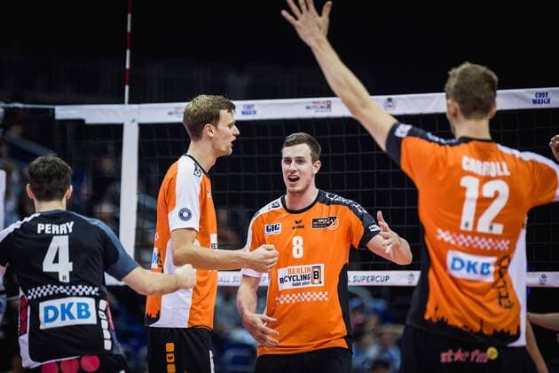 Berlin, Deutschland, 16.10.2016: Volleyball Supercup 2016 - Berlin Recycling Volleys - VfB Friedrichshafen. Jubel Luke Perry (BR Volleys 4), Robert Kromm (BR Volleys 3), Graham Vigrass (BR Volleys 8), Paul Carroll (BR Volleys 12)