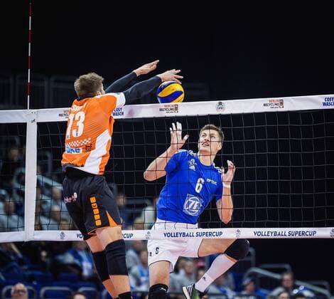Berlin, Deutschland, 16.10.2016: Volleyball Supercup 2016 - Berlin Recycling Volleys - VfB Friedrichshafen. Georg Klein (Friedrichshafen 8) gegen den Block aus Ruben Schott (BR Volleys 13)
