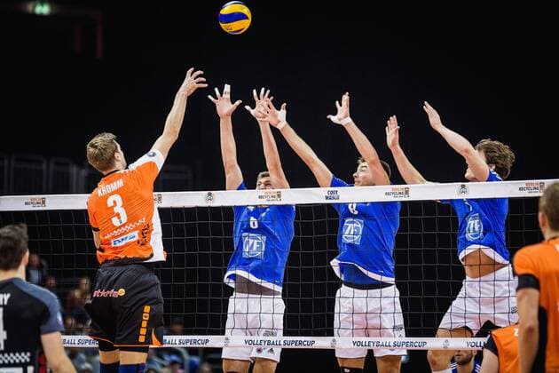 Themen der Woche - SPORT Bilder des Tages - SPORT Berlin, Deutschland, 16.10.2016: Volleyball Supercup 2016 - Berlin Recycling Volleys - VfB Friedrichshafen. Robert Kromm (BR Volleys 3) gegen den Block aus v.li. Michal Finger (Friedrichshafen 6), Georg Klein (Friedrichshafen 8), Tomas Kocian (Friedrichshafen 17)