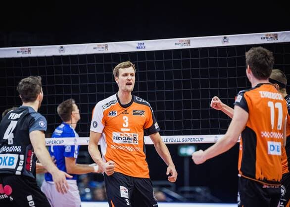 Berlin, Deutschland, 16.10.2016: Volleyball Supercup 2016 - Berlin Recycling Volleys - VfB Friedrichshafen. Jubel Robert Kromm (BR Volleys 3)
