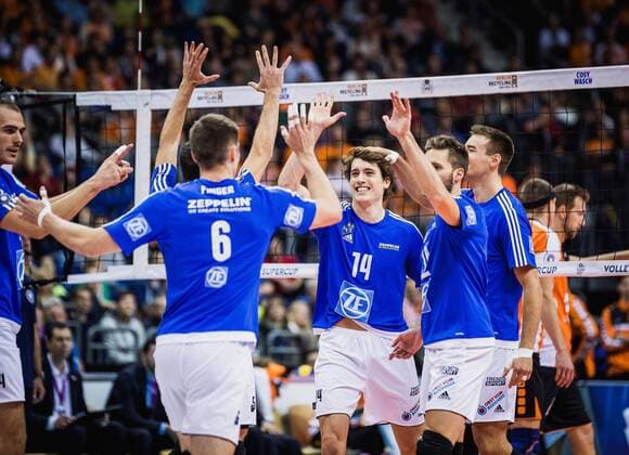 Berlin, Deutschland, 16.10.2016: Volleyball Supercup 2016 - Berlin Recycling Volleys - VfB Friedrichshafen. Jubel Michal Finger (Friedrichshafen 6), Tomas Rousseaux (Friedrichshafen 14), Simon Tischer (Friedrichshafen 10)