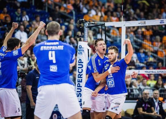 Berlin, Deutschland, 16.10.2016: Volleyball Supercup 2016 - Berlin Recycling Volleys - VfB Friedrichshafen. Jubel Georg Klein (Friedrichshafen 8), Simon Tischer (Friedrichshafen 10)