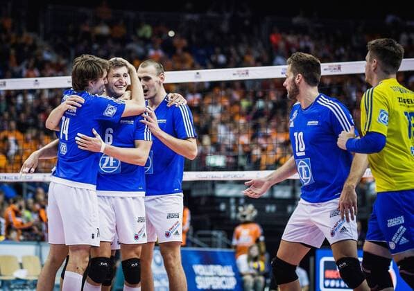 Berlin, Deutschland, 16.10.2016: Volleyball Supercup 2016 - Berlin Recycling Volleys - VfB Friedrichshafen. Jubel v.li. Tomas Rousseaux (Friedrichshafen 14), Michal Finger (Friedrichshafen 6), Andreas Takvam (Friedrichshafen 4), Simon Tischer (Friedrichshafen 10), Markus Steuerwald (Friedrichshafen 13)