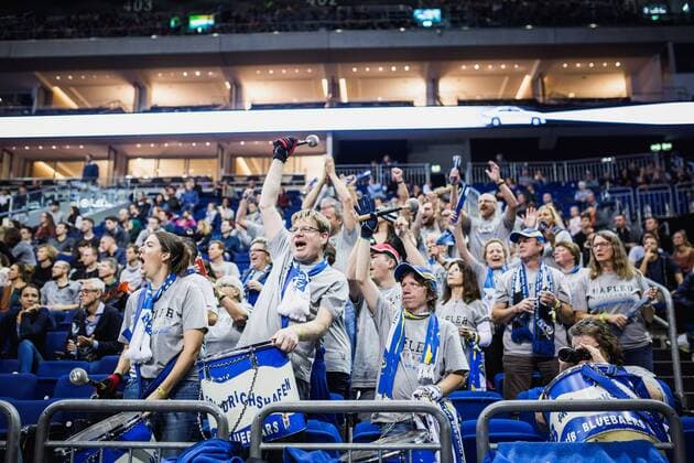 Berlin, Deutschland, 16.10.2016: Volleyball Supercup 2016 - Berlin Recycling Volleys - VfB Friedrichshafen. Fans Friedrichshafen