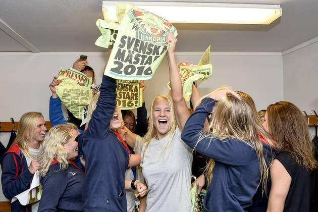 Fußball, Damen SWE, Linköping FC gewinnt die schwedische Meisterschaft 161016 Linköping jublar efter att SM-Guldet är klart efter fotbollsmatchen i Damallsvenskan mellan Vittsjö och Linköping den 16 oktober 2016 i Vittsjö.  Copyright: AVDOxBILKANOVIC BB161016BB403