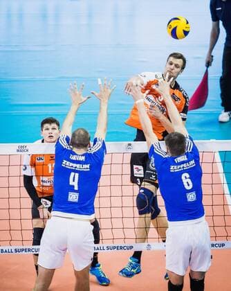 Berlin, Deutschland, 16.10.2016: Volleyball Supercup 2016 - Berlin Recycling Volleys - VfB Friedrichshafen. Robert Kromm (BR Volleys 3) gegen den Block aus Andreas Takvam (Friedrichshafen 4), Michal Finger (Friedrichshafen 6)