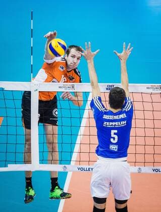 Berlin, Deutschland, 16.10.2016: Volleyball Supercup 2016 - Berlin Recycling Volleys - VfB Friedrichshafen. Wouter ter Maat (BR Volleys 16) gegen den Block aus David Sossenheimer (Friedrichshafen 5)