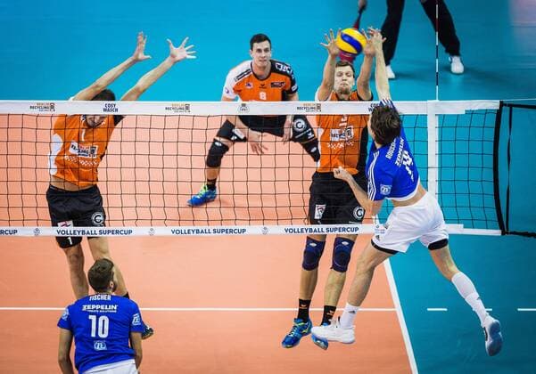 Berlin, Deutschland, 16.10.2016: Volleyball Supercup 2016 - Berlin Recycling Volleys - VfB Friedrichshafen. Tomas Rousseaux (Friedrichshafen 14) gegen den Block aus Aleksandar Okolic (BR Volleys 1) und Robert Kromm (BR Volleys 3)