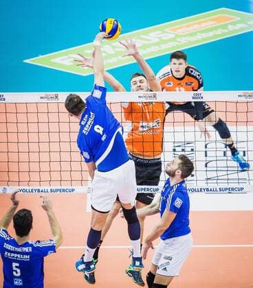 Berlin, Deutschland, 16.10.2016: Volleyball Supercup 2016 - Berlin Recycling Volleys - VfB Friedrichshafen. Georg Klein (Friedrichshafen 8) gegen den Block aus Aleksandar Okolic (BR Volleys 1)