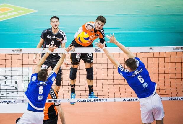 Berlin, Deutschland, 16.10.2016: Volleyball Supercup 2016 - Berlin Recycling Volleys - VfB Friedrichshafen. 15 gegen den Block aus Georg Klein (Friedrichshafen 8) und Michal Finger (Friedrichshafen 6)