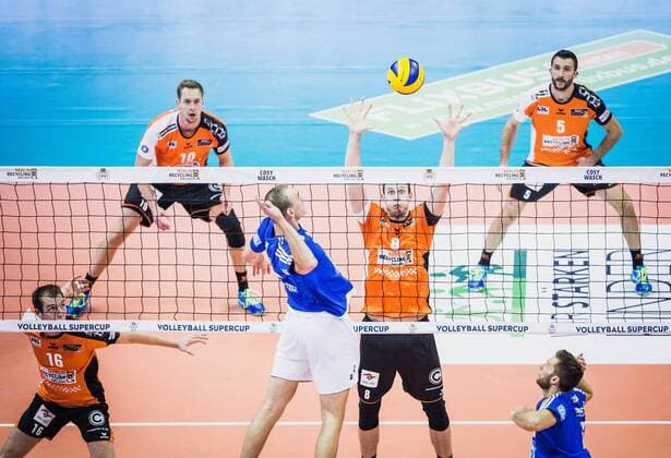 Berlin, Deutschland, 16.10.2016: Volleyball Supercup 2016 - Berlin Recycling Volleys - VfB Friedrichshafen. Andreas Takvam (Friedrichshafen 4) gegen den Block aus Graham Vigrass (BR Volleys 8)