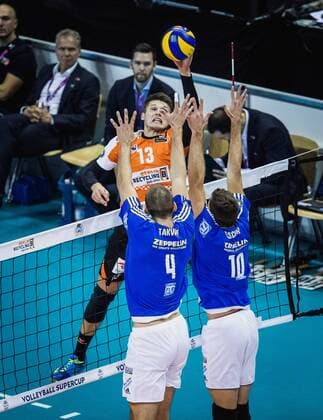 Berlin, Deutschland, 16.10.2016: Volleyball Supercup 2016 - Berlin Recycling Volleys - VfB Friedrichshafen. Ruben Schott (BR Volleys 13) gegen den Block aus Andreas Takvam (Friedrichshafen 4), Simon Tischer (Friedrichshafen 10)