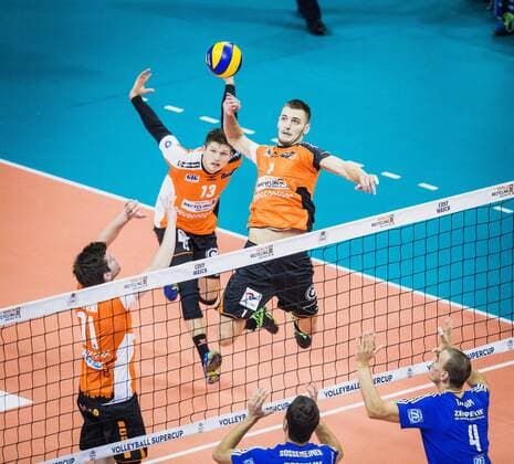 Berlin, Deutschland, 16.10.2016: Volleyball Supercup 2016 - Berlin Recycling Volleys - VfB Friedrichshafen. Aleksandar Okolic (BR Volleys 1), Ruben Schott (BR Volleys 13), Aleksandar Okolic (BR Volleys 1)
