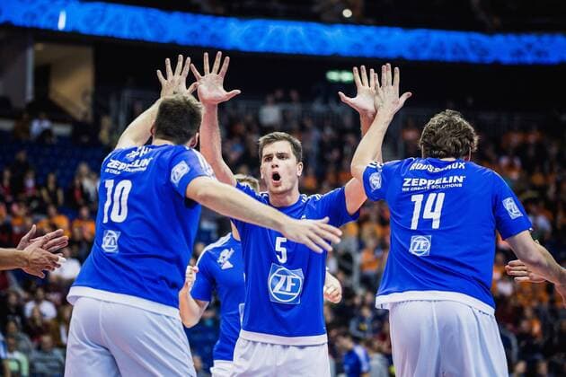 Berlin, Deutschland, 16.10.2016: Volleyball Supercup 2016 - Berlin Recycling Volleys - VfB Friedrichshafen. Jubel Simon Tischer (Friedrichshafen 10), David Sossenheimer (Friedrichshafen 5), Tomas Rousseaux (Friedrichshafen 14)