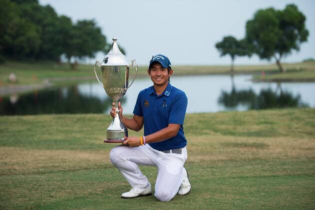 (161016) -- MACAO, Oct. 16, 2016 -- Thailand s Pavit Tangkamolprasert poses with the trophy during the awarding ceremony after beating India s Anirban Lahiri in the play-off at the Venetian Macao Open Golf Tournament in Macao, south China, Oct. 16, 2016. ) (wll) (SP)CHINA-MACAO-GOLF-MACAO OPEN (CN) CheongxKamxKa 