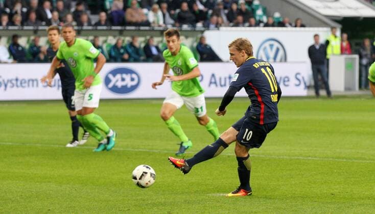 Wolfsburg - RB Leipzig Fu§ball Bundesliga Wolfsburg, 16.10.2016, Volkswagen Arena, Fu§ball, 1.BL, GER, 7.Spieltag , VfL Wolfsburg vs. RB Leipzig , Im Bild: Emil Forsberg (Leipzig) vergibt einen Foulstrafsto§. ,