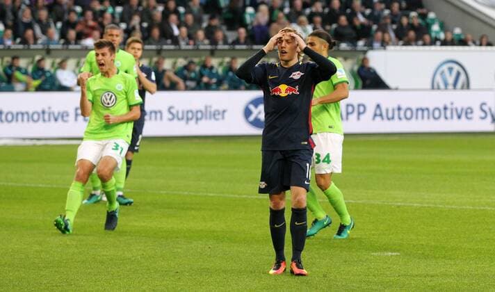 Wolfsburg - RB Leipzig Fu§ball Bundesliga Wolfsburg, 16.10.2016, Volkswagen Arena, Fu§ball, 1.BL, GER, 7.Spieltag , VfL Wolfsburg vs. RB Leipzig , Im Bild: Emil Forsberg (r., Leipzig) nach seinem vergebenen Foulstrafsto§. ,