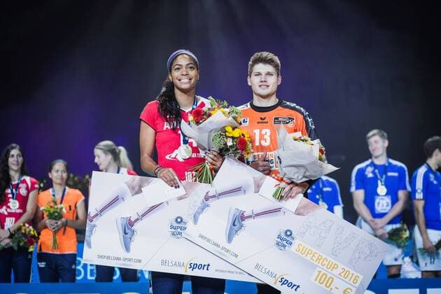 Volleyball, Damen, Supercup, Sieger Allianz MTV Stuttgart Berlin, Deutschland, 16.10.2016: Volleyball Supercup 2016 - Berlin Recycling Volleys - VfB Friedrichshafen. MVP Aiyana Whitney (Stuttgart 14) und Ruben Schott (BR Volleys 13)