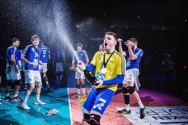 Berlin, Deutschland, 16.10.2016: Volleyball Supercup 2016 - Berlin Recycling Volleys - VfB Friedrichshafen. Sektdusche Friedrichshafen, vorne Markus Steuerwald (Friedrichshafen 13)