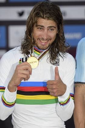Rad WM in Doha, Straßenrennen der Herren, Peter Sagan verteidigt WM-Titel Slovakian Peter Sagan of Tinkoff celebrates on the podium after winning the men s elite road race at the 2016 UCI World Road World Cycling Championships in Doha, Qatar, a race of 257.5 km from Doha to Doha, Sunday 16 October 2016. YORICKxJANSENS  x04958462x