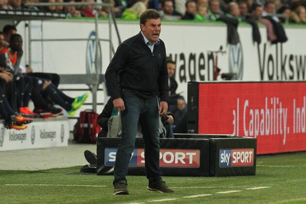 16.10.2016, xkvx, Fussball 1.Bundesliga, VfL Wolfsburg - RB Leipzig, emspor , v.l. Trainer Dieter Hecking (VfL Wolfsburg) gibt Anweisung, gestikuliert, mit den Armen gestikulieren, gives instructions, gesticulate Wolfsburg