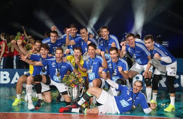 GER, VBL Supercup Maenner 2016 17, BR VOLLEYS VS. VfB Friedrichshafen 16.10.2016, Mercedes Benz Arena, Berlin, GER, VBL Supercup Maenner 2016 17, BR VOLLEYS VS. VfB Friedrichshafen, im Bild Friedrichshafen Spieler mit Pokal, Simon Tischer (Friedrichshafen) nordphotox xEngler