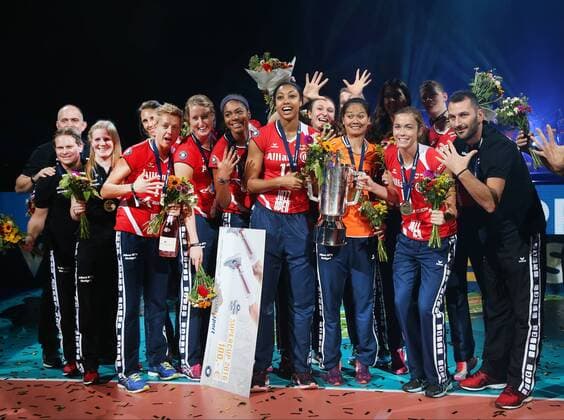 Volleyball, Damen, Supercup, Sieger Allianz MTV Stuttgart GER, VBL Supercup Frauen 2016 17,Dresdner SC vs. Allianz MTV Stuttgart 16.10.2016, Mercedes Benz Arena, Berlin, GER, VBL Supercup 2016 17, Sieger der Frauen im Bild Allianz MTV Stuttgart, mit Pokal, Deborah van Daelen (MTV Stuttgart) mit dem Pokal nordphotox xEngler