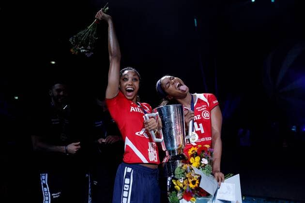 Volleyball, Damen, Supercup, Sieger Allianz MTV Stuttgart Berlin, Deutschland, 16.10.2016: Volleyball Supercup 2016 - Berlin Recycling Volleys - VfB Friedrichshafen. Jubel Nia Grant (Stuttgart 17) und Aiyana Whitney (Stuttgart 14)