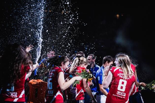 Volleyball, Damen, Supercup, Sieger Allianz MTV Stuttgart Berlin, Deutschland, 16.10.2016: Volleyball Supercup 2016 - Berlin Recycling Volleys - VfB Friedrichshafen. Stuttgart, Jubel mit Sektdusche