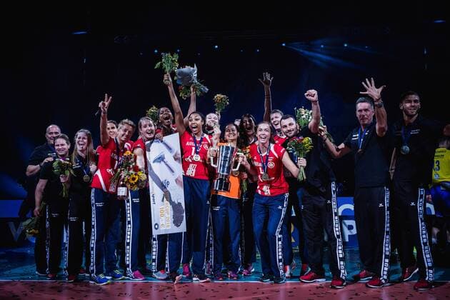 Berlin, Deutschland, 16.10.2016: Volleyball Supercup 2016 - Berlin Recycling Volleys - VfB Friedrichshafen. Jubel Stuttgart mit Pokal