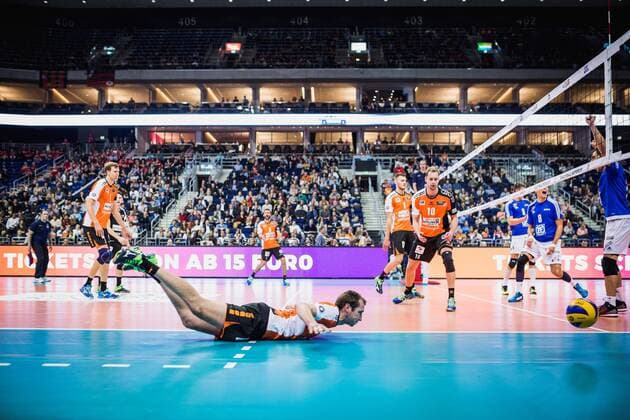 Berlin, Deutschland, 16.10.2016: Volleyball Supercup 2016 - Berlin Recycling Volleys - VfB Friedrichshafen. Wouter ter Maat (BR Volleys 16) schlittert dem Ball hinterher