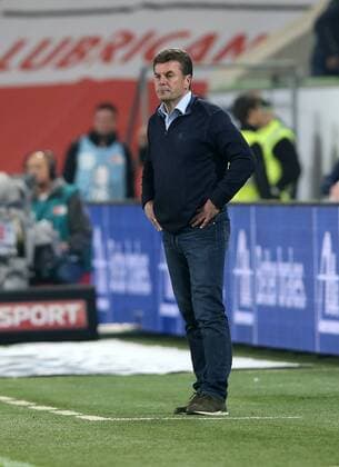 Schlusspfiff Cheftrainer Dieter Hecking (VfL Wolfsburg) steht wie versteinert am Spielfeldrand