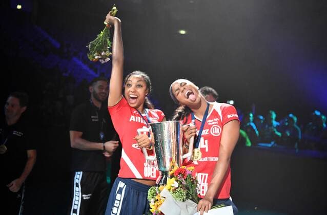 Bilder des Tages - SPORT Volleyball, Damen, Supercup, Sieger Allianz MTV Stuttgart Nia Grant und Aiyana Whhitney (beide MTV Stuttgart) Siegerehrung der Frauen VBL Supercup Männer, Saison 2016 2017, Herren, Männer, Männer, men, Volleyball, Deutschland, Germany, Mercedes-Benz-Arena Berlin, 16.10.2016