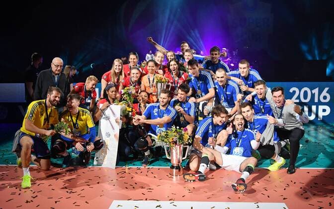 Siegerehrung Frauen und Männer, Allianz MTV Stuttgart und VfB Friedrichshafen BR Volleys Berlin - VfB Friedrichshafen VBL Supercup Männer, Saison 2016 2017, Herren, Männer, Männer, men, Volleyball, Deutschland, Germany, Mercedes-Benz-Arena Berlin, 16.10.2016