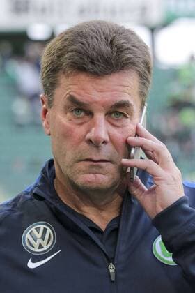 Aus 1. BL Saison 2016 17 VfL Wolfsburg gegen RB Leipzig 0:1 am 16.10.2016 in der VW Arena. Im Foto: VfL WOB Trainer Dieter Hecking mit Handy vor Spielbeginn