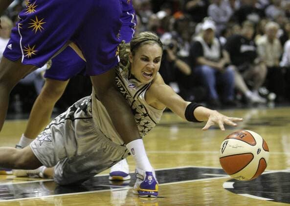 SPORTS -- San Antonio Silver Stars Becky Hammon scrambles for the ball under pressure from Los Angeles Sparks DeLisha Milton-Jones during the second half of game 3 in the WNBA Basketball Damen USA Western Conference Finals at the ATT Center on Sunday, Sept. 28, 2008. The Stars won 76-72 and head to the WNBA Championship series. JERRY LARA glara@express-news.net Texas News - September 28, 2008 - ZUMAa27_