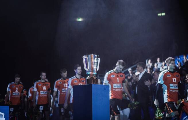 Berlin, Deutschland, 16.10.2016: Volleyball Supercup 2016 - Berlin Recycling Volleys - VfB Friedrichshafen. Spieler der BR Volleys laufen am Pokal vorbei.